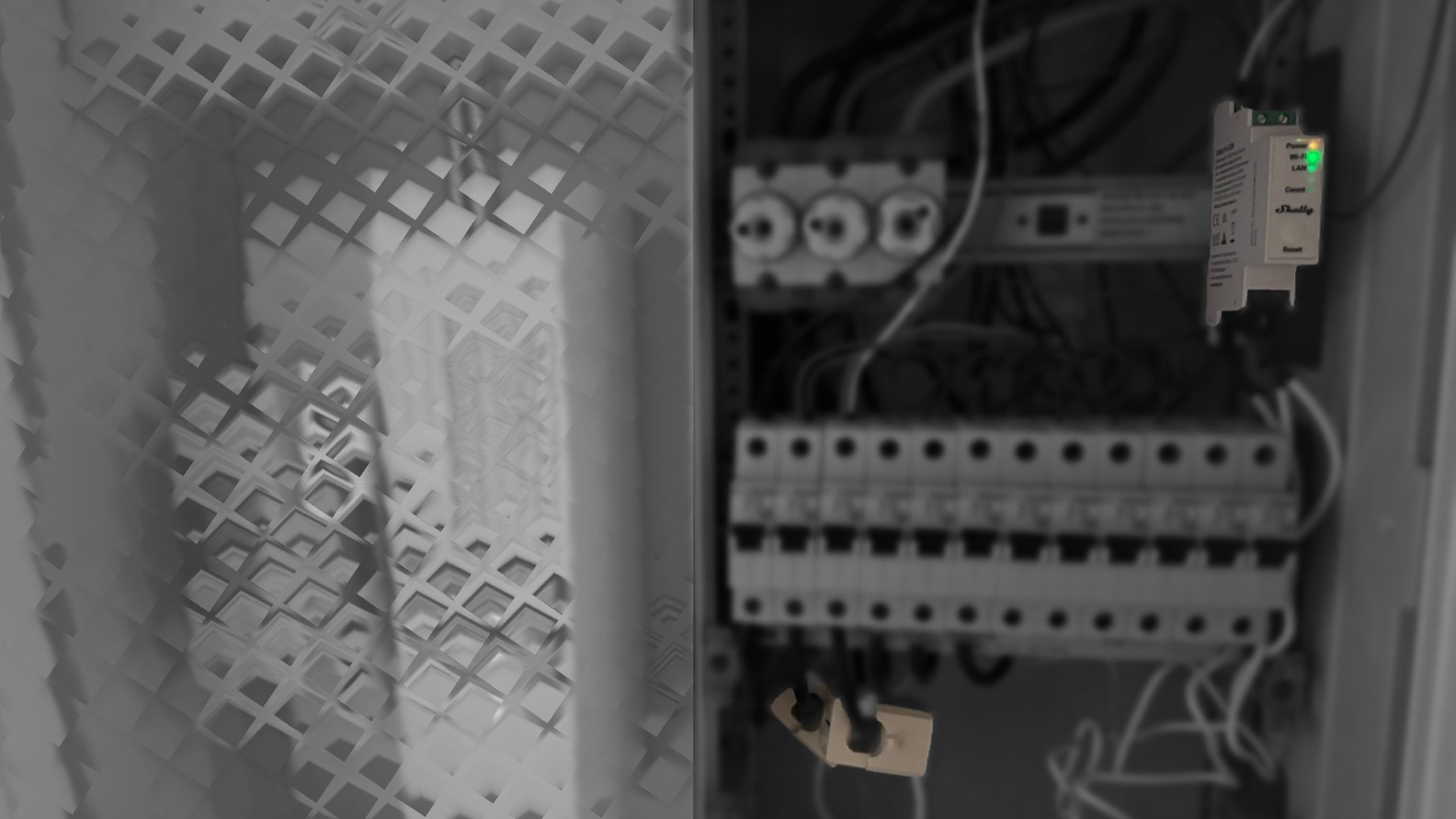 Schwarz-weiß-Foto eines deutschen Sicherungskastens mit installiertem Shelly Pro 3EM Smart Meter (rechts mit grüner Power-LED) auf der DIN-Schiene, daneben die Reihen der Sicherungsautomaten und ein Stromwandler-Klemmensatz für die Phasenmessung.